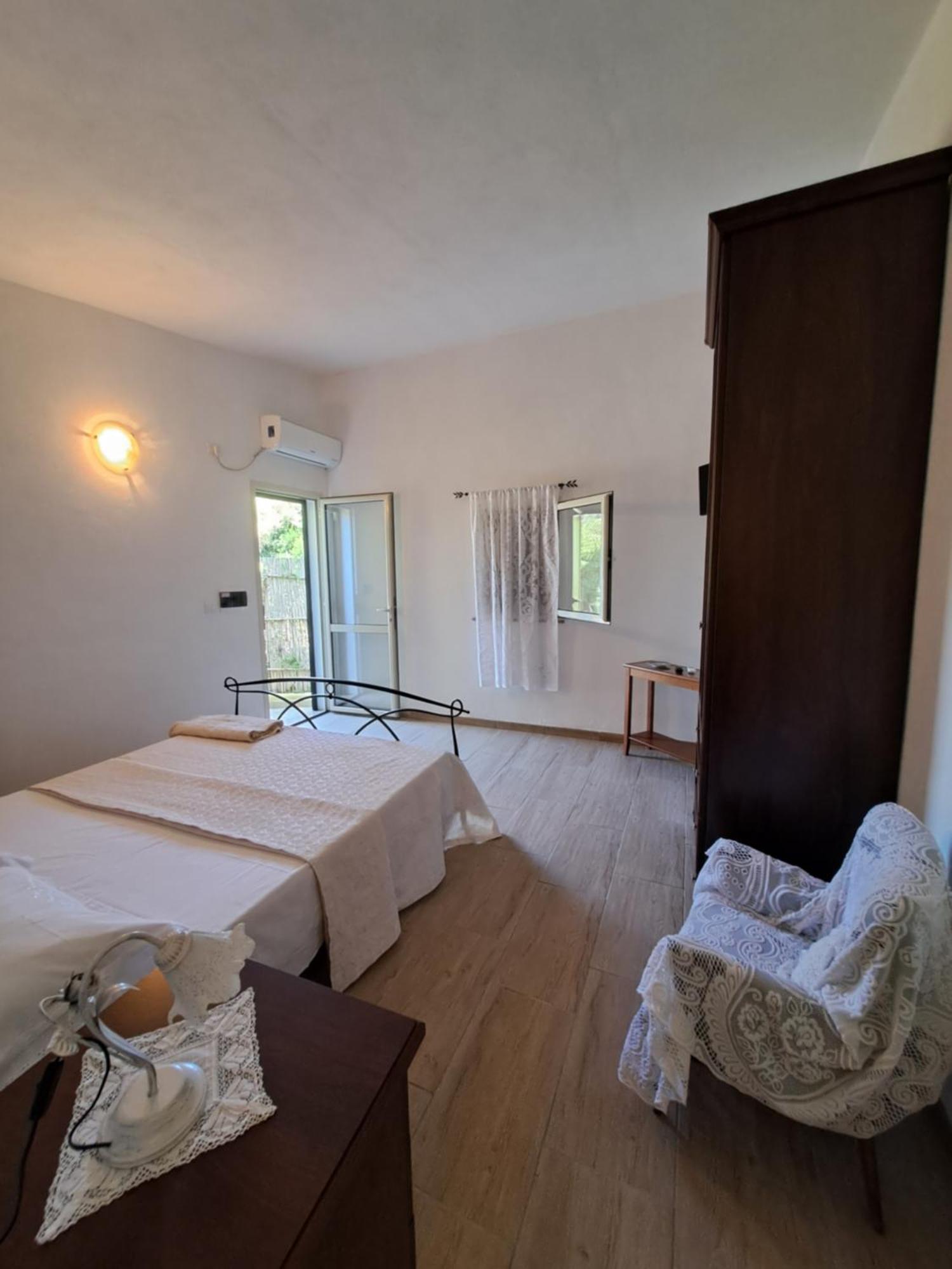 B&B Li Salcuneddi Aglientu Habitación foto
